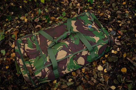 Luxe (waterdichte en gevoerde) voerboot camo tas + luxe regenhoes handzender Xplore (met gratis voerboot mat)