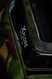Luxe (waterdichte en gevoerde) voerboot camo tas + luxe regenhoes handzender Xplore (met gratis voerboot mat)