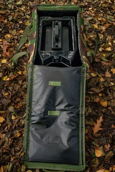 Luxe (waterdichte en gevoerde) voerboot camo tas + luxe regenhoes handzender Xplore (met gratis voerboot mat)