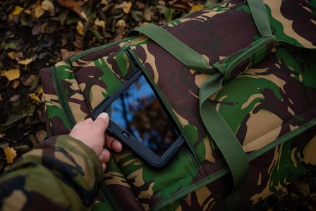 Luxe (waterdichte en gevoerde) voerboot camo tas + luxe regenhoes handzender Xplore (met gratis voerboot mat)