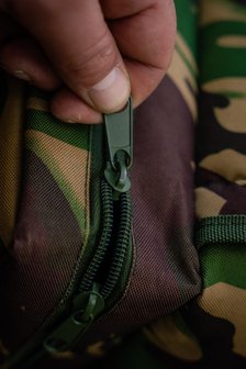 Luxe (waterdichte en gevoerde) voerboot camo tas + luxe regenhoes handzender Xplore (met gratis voerboot mat)