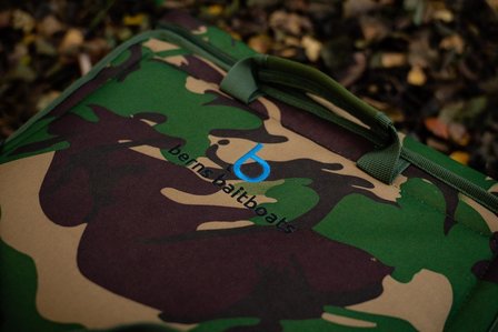 Luxe (waterdichte en gevoerde) voerboot camo tas + luxe regenhoes handzender Xplore (met gratis voerboot mat)