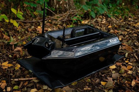 Luxe (waterdichte en gevoerde) voerboot camo tas + luxe regenhoes handzender Xplore (met gratis voerboot mat)