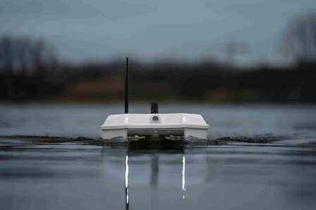 Combideal: Discover baitboat (white) &gt; Raymarine Dragonfly 