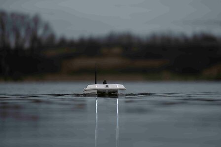 Discover baitboat white &gt; Raymarine Dragonfly &amp; autopilot