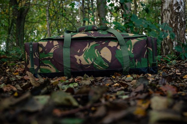 Luxe (waterdichte en gevoerde) voerboot camo tas + luxe regenhoes handzender Xplore (met gratis voerboot mat)