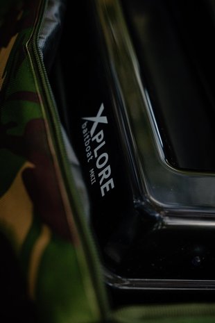 Luxe (waterdichte en gevoerde) voerboot camo tas + luxe regenhoes handzender Xplore (met gratis voerboot mat)