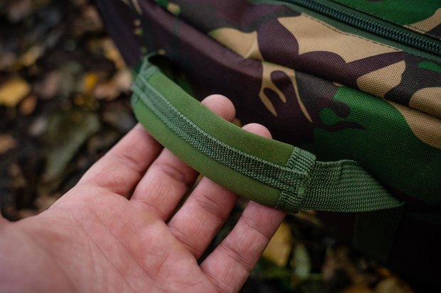 Luxe (waterdichte en gevoerde) voerboot camo tas + luxe regenhoes handzender Xplore (met gratis voerboot mat)