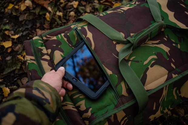 Luxe (waterdichte en gevoerde) voerboot camo tas + luxe regenhoes handzender Xplore (met gratis voerboot mat)