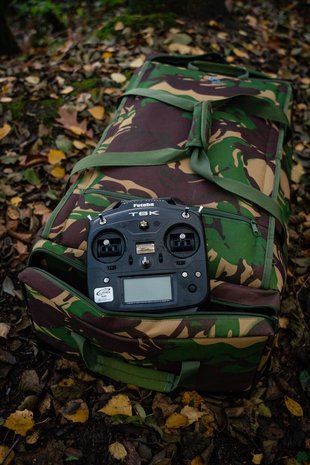 Luxe (waterdichte en gevoerde) voerboot camo tas + luxe regenhoes handzender Xplore (met gratis voerboot mat)