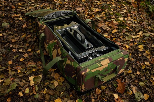Luxe (waterdichte en gevoerde) voerboot camo tas + luxe regenhoes handzender Xplore (met gratis voerboot mat)